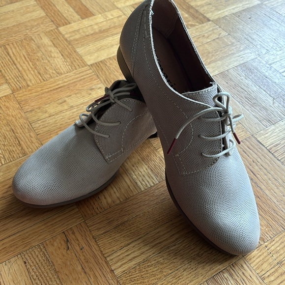 NWOT Tamaris Beige Leather Loafers - Picture 2 of 10